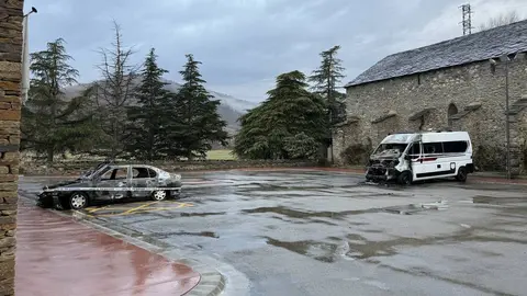 Cotxes cremats a la pla&ccedil;a de la Trobada 3