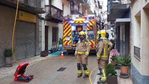 Foc de xemeneia al carrer Major d'Oliana