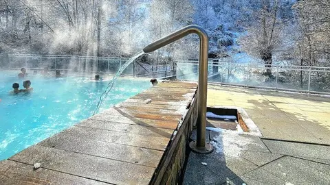 Vista d'una de les piscines exteriors. Foto: Banys de Llo.