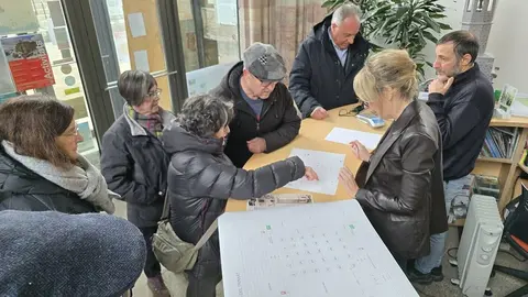 Mat&iacute; de cues a l'oficina de Turisme de Puigcerd&agrave;. Els comensals reserven taula pel sopar del Trinxat. Foto: J.P.