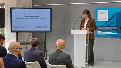 La directora de l'Arxiu Comarcal de la Cerdanya, Erola Simon, presenta l'acte que ha donat el tret de sortida del projecte que ha d'estar operatiu en el 2028. Foto: Jordi Pardinilla