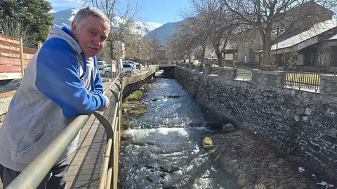 Josep Cordom&iacute;, a Sallagosa, a peu del riu Segre. Foto: Jordi Pardinilla.