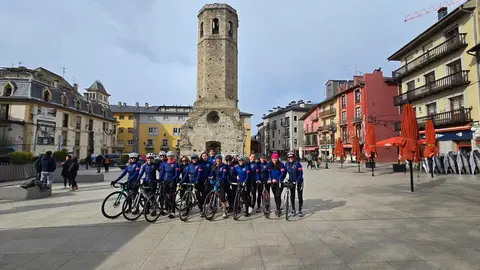 Una part del grup, aquest cap de setmana, a la pla&ccedil;a de Santa Maria de Puigcred&agrave;. Foto: Jordi Pardinilla.