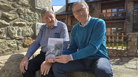 Els autors exposen el llibre per la sessi&oacute; fotogr&agrave;fica / Jordi Pardinilla.