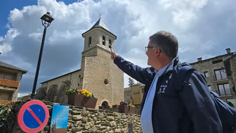 Joan Rifer assenyala una de les campanes de l'esgl&eacute;sia de Sant Pere d'Alp / Jordi Pardinilla.