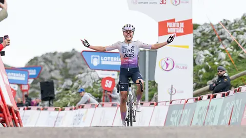 Paula Blasi creua la meta a l'Angliru i guanya la Vuelta Femenina 26 / RFEC.