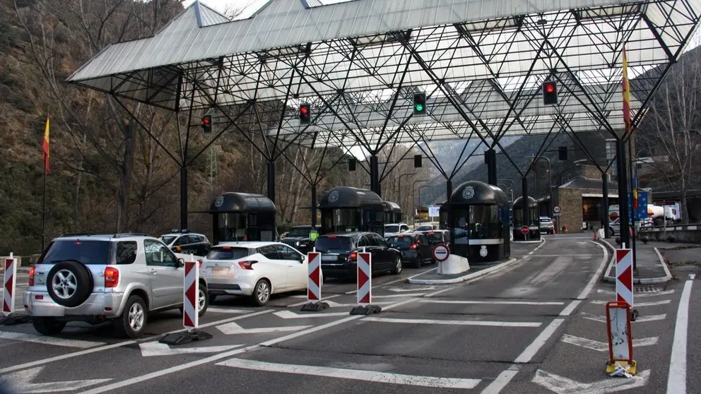 Pla obert on es veuen cotxes provinents de l'Alt Urgell accedint a Andorra a trav&eacute;s de la frontera, en el primer dia que es recupera la mobilitat pels residents de tots dos territoris. Imatge del 21 de desembre de 2020 (Horitzontal).
