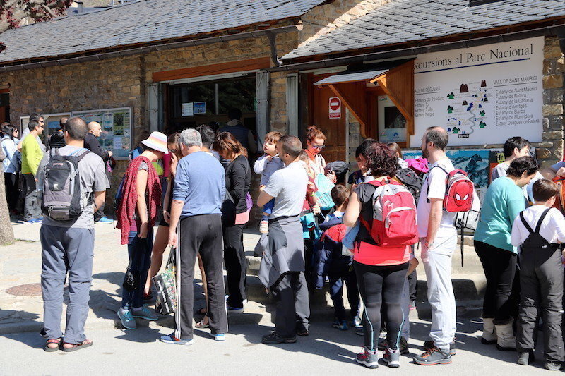 Imatge de gent fent cua per agafar un taxi a la parada del Parc Nacional d'Espot per pujar a l'estany de Sant Maurici. Imatge del 14 d'abril del 2017. (horitzontal)