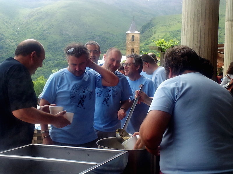 Participants de la Ultrafarts dinant a Llessui, al Pallars Sobirà el dia 12 de juny del 2016. (horitzontal)