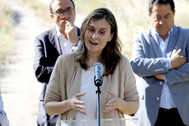 Pla tancat de la consellera d'Agricultura, Meritxell Serret, fent parlaments a Montmaneu, el 16 de juny de 2017. (Horitzontal)