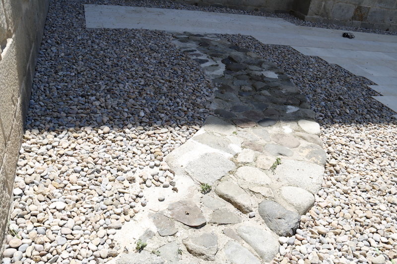 Imatge d'una de les restes trobades anteriorment a la Catedral de Santa Maria d'Urgell. Imatge del 16 de juny de 2017. (horitzontal)