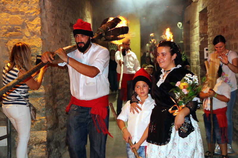 Imatge de fallaire i pubilla a la festa de les falles de la Pobla de Segur el 17 de juny del 2017. (horitzontal)