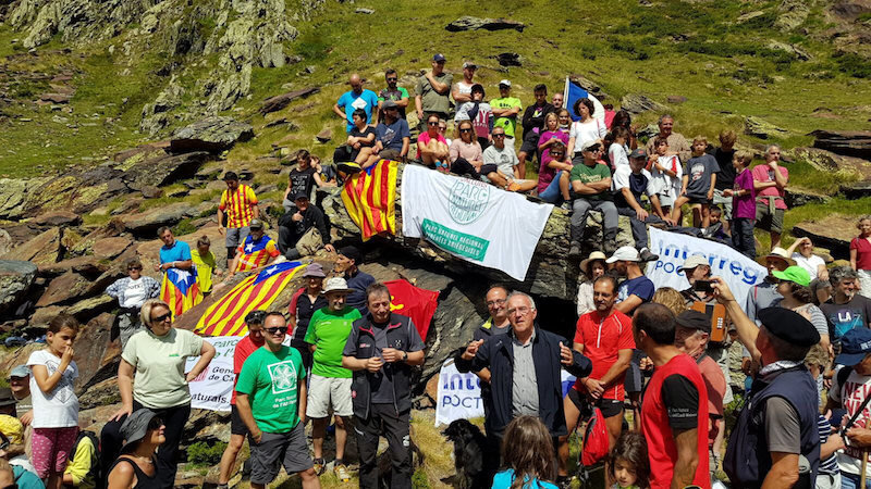 Imatge general tancada d'una part dels participants a la 3a trobada transfronterera al port de Tavascan, durant els parlaments, aquest 19 d'agost del 2017 (horitzontal)
