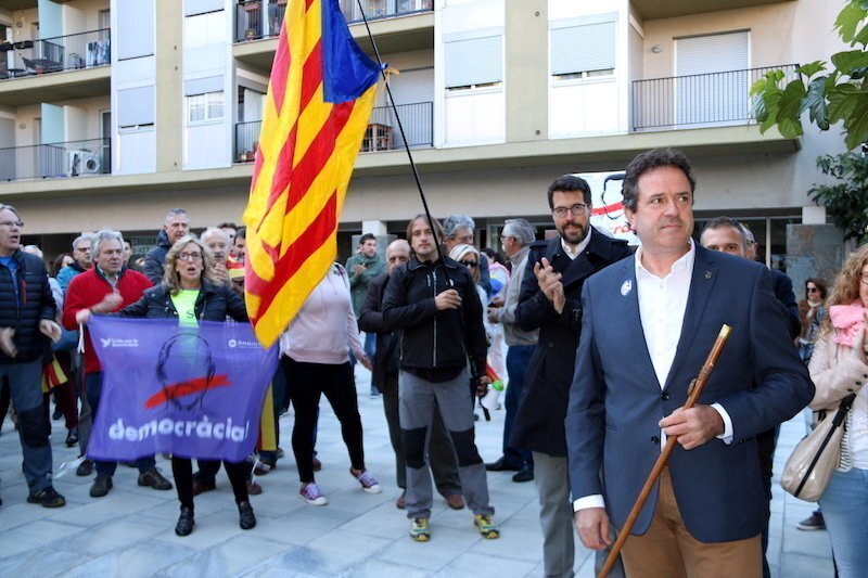 L'alcalde d'Oliana, Miquel Sala, amb la vara d'alcalde abans d'entrar a declarar el 19 de setembre del 2017. (HORITZONTAL)