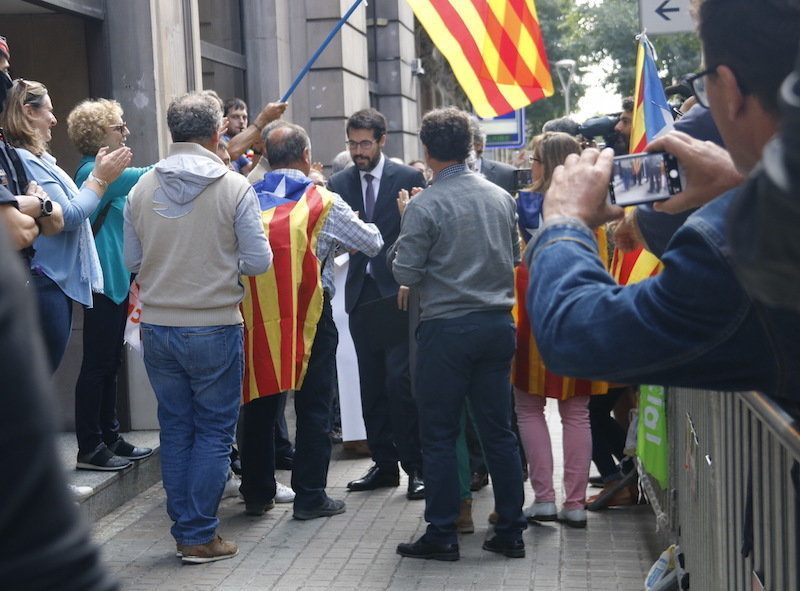 L'alcalde de la Seu d'Urgell, Albert Batalla, saludant un grup de manifestants a les portes de la Fiscalia Superior de Catalunya. Imatge del 27 de setembre del 2017. (Horitzontal)