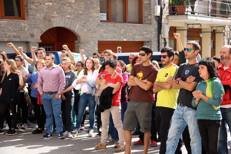 Imatge de l'aturada que s'ha fet a Sort el 2 d'octubre del 2017. Imatge d'un grup de concentrats (horitzontal)