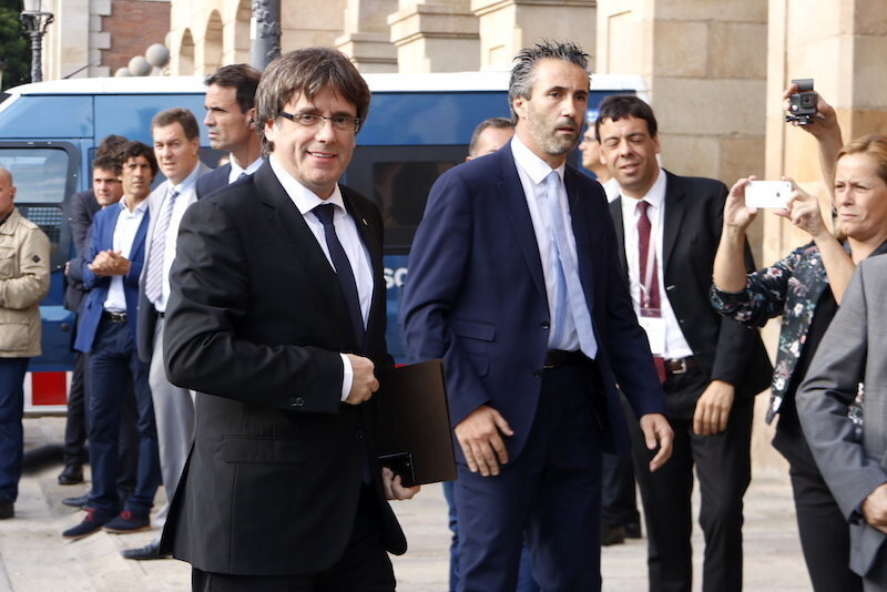 El president de la Generalitat, Carles Puigdemont, somriu mentre entra al Parlament, el 10 d'octubre de 2017. (Horitzontal)