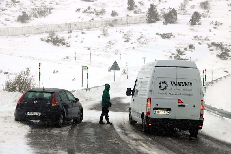 Dos vehicles i una persona al mig de la carretera del Port de la Bonaigua amb problemes per circular per la neu que el vent arrossega a la carretera. Imatge del 9 de novembre del 2017. (horitzontal)
