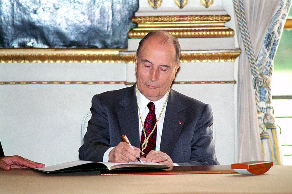 Signatura-Francois-Mitterrand-ARXIU-NACIONALSFG_1976812537_51988063_1500x1000 2