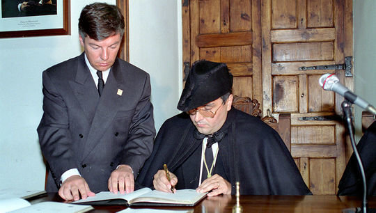 Síndic general Jordi Farràs signa la Constitució andorrana