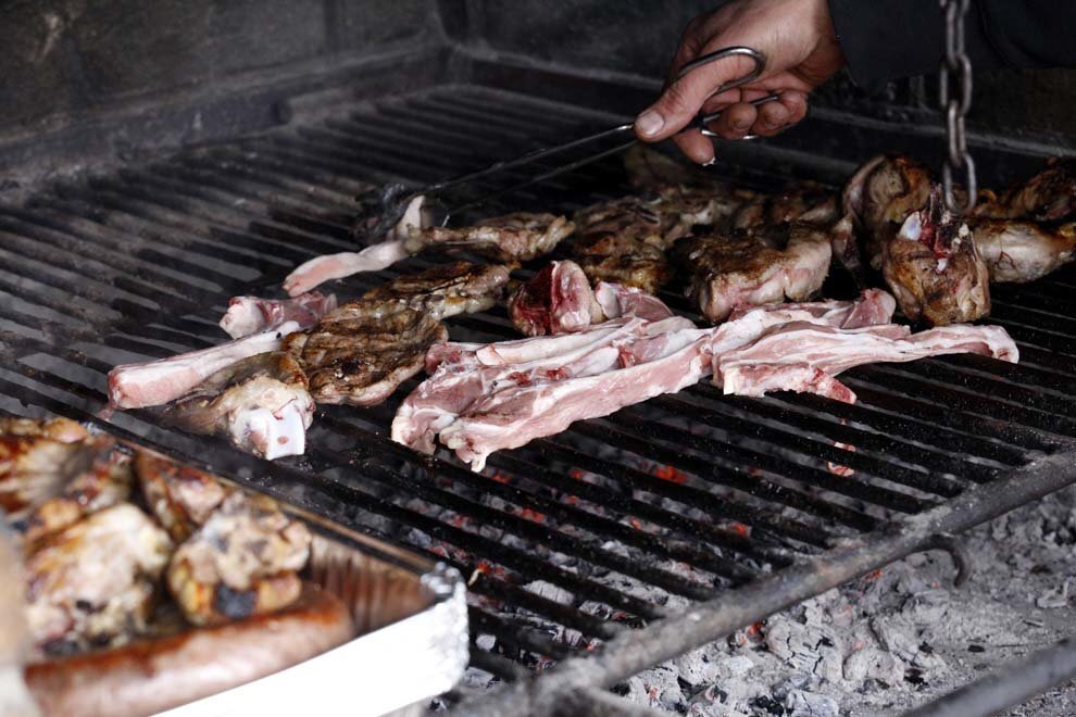 Primer pla de carn de corder a la brasa. (horitzontal)