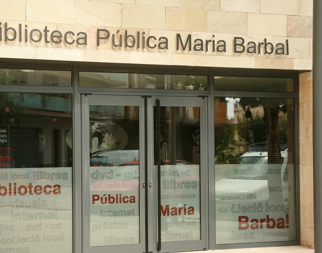 Biblioteca Maria Barbal porta entrada (1)