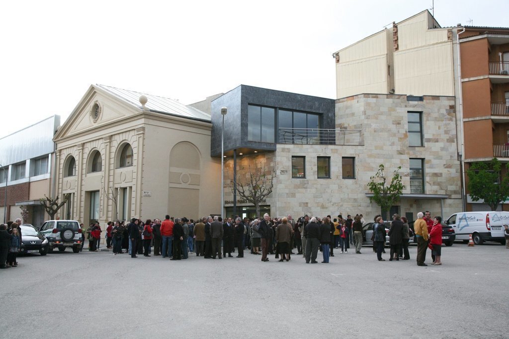 Biblioteca Maria Barbal Imatge exterior dia inauguració