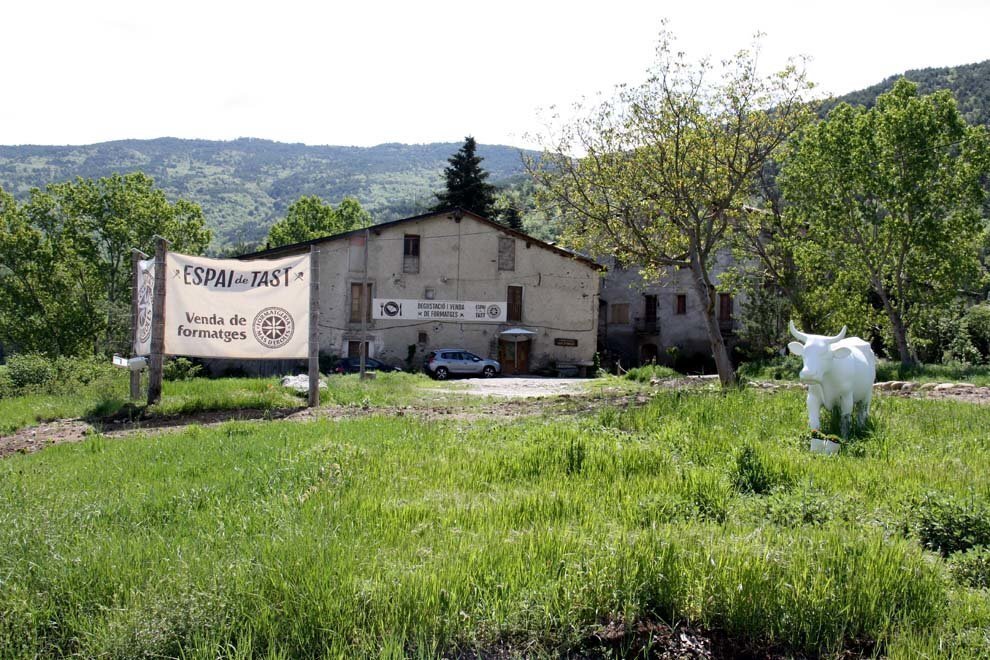 Pla general de l'exterior de la formatgeria Mas d'Eroles, ubicada al nucli d'Adrall, que pertany al municipi de Ribera d'Urgellet (Alt Urgell), el 9 de maig de 2018 (Horitzontal).