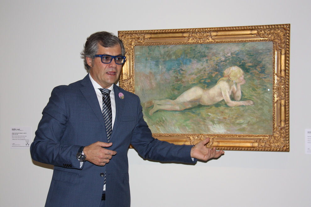 Pla mig del director artístic del Museu Carmen Thyssen Andorra, Guillermo Cervera, parlant d'una de les obres de la nova exposició de la qual també es pot veure el seu procés de restauració, el 9 d'octubre de 2018 (Horitzontal).