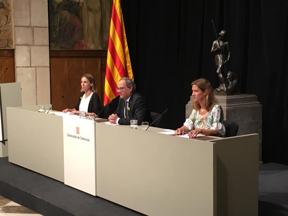 La consellera Àngels Chacón, el president de la Generalitat, Quim Torra, i la directora general de Comerç, Muntsa Vilalta, durant l'acte de lliurament dels premis
