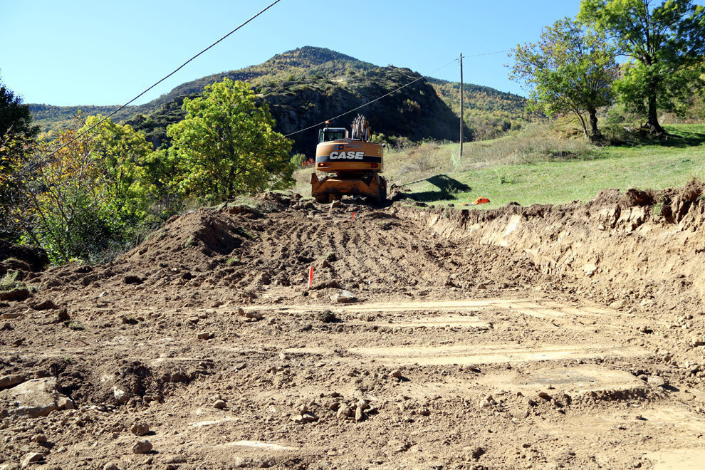 Una màquina obrint camí per construir la pista fins al poble d'Àrreu, al Pallars Sobirà. Imatge del 22 d'octubre del 2018. (horitzontal)