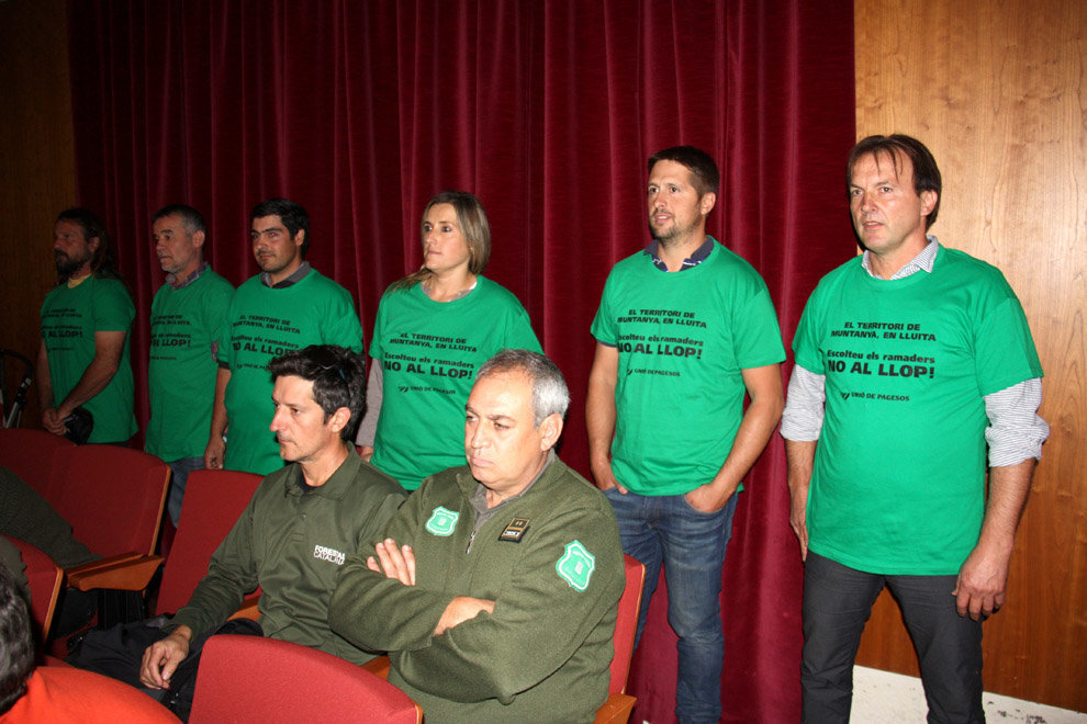 Pla general on es veuen sis membres d'Unió de Pagesos, entre els el coordinador de Comarques de Muntanya, Joan Guitart, (dreta) fent una acció simbòlica per demanar que s'escolti al sector en la gestió del llop, el 23 d'octubre de 2018 (Horitzontal).