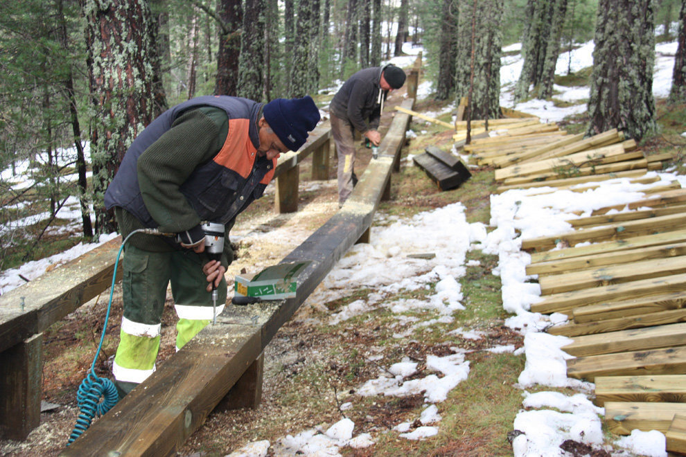 Pla americ√† de dos operaris d'Integra Pirineus duent a terme els treballs de construcci√≥ d'un nou tram de passera de l'itinerari adaptat de Sant Joan de l'Erm, a Montferrer i Castellb√≤ (Alt Urgell), el 7 de novembre de 2018 (Horitzontal).
