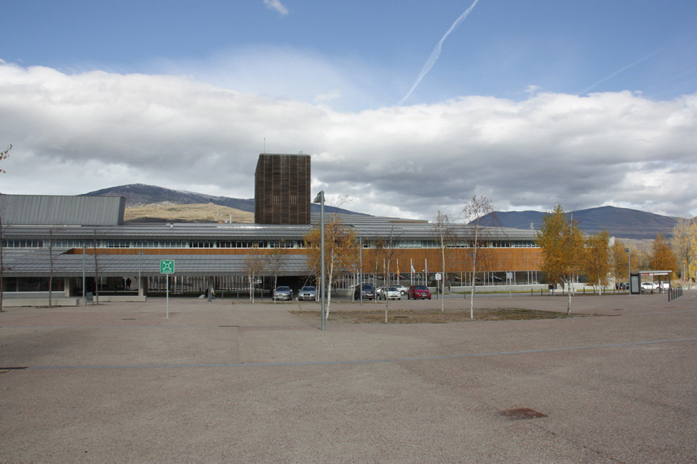 Pla general de l'accés principal i de la façana de l'Hospital de Cerdanya, el 12 de novembre de 2018 (Horitzontal).