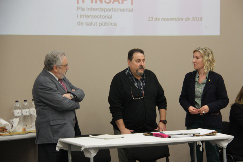 Pla mitjà del secretari de Salut Pública, Joan Guix, l'alcalde de Coll de Nargó, Martí Riera, i la delegada del Govern a l'Alt Pirineu i Aran, Rosa Amorós, durant el Consell de Salut Pública de l'Alt Pirineu i Aran, el 13 de novembre de 2018 (Horitzontal)