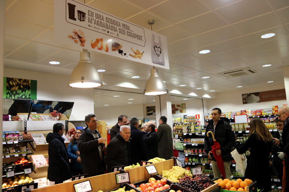 Pla general d'un rètol amb un supermercat amb l'eslògan; 'En una segona vida...M'agradaria ser compost'. Imatge del 23 de novembre del 2018. (horitzontal)