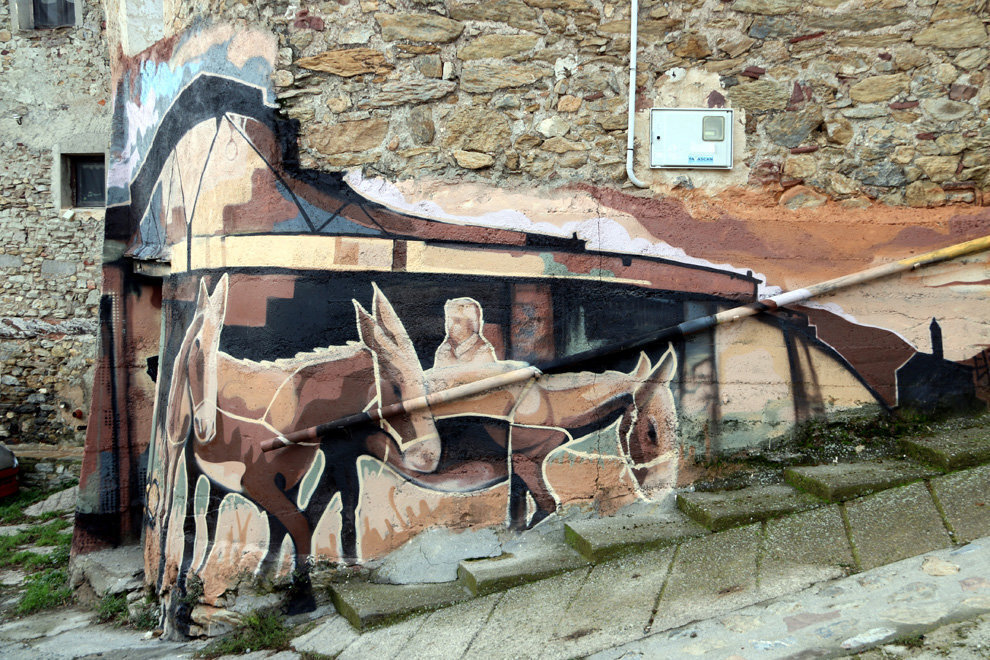 Un mural al poble d'Arcalís que representa animals tornant de treballar al camp. La pintura s'ha inspirat amb una foto antiga. Imatge del 25 de novembre del 2018. (horitzontal)