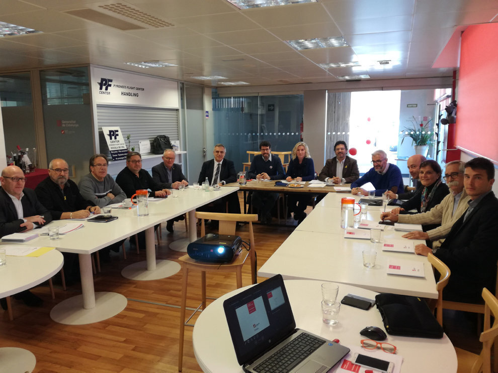 Pla general de la reunió de la Taula Estratègica de l'Aeroport d'Andorra - la Seu celebrada a les instal·lacions de l'aeroport pirinenc. Imatge facilitada pel Departament de Territori i Sostenibilitat el 5 de desembre de 2018 (Horitzontal).
