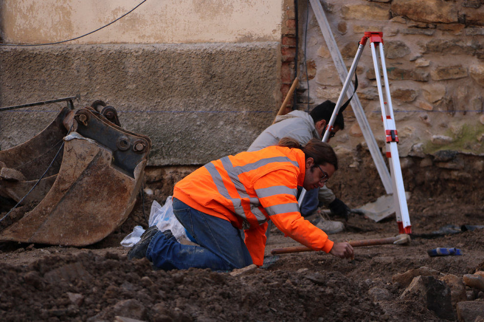 Imatge d'excavacions arqueològiques a tocar de l'església d'Isona arran d'unes obres de millora de la plaça. Imatge del 5 de desembre del 2018. (horitzontal)