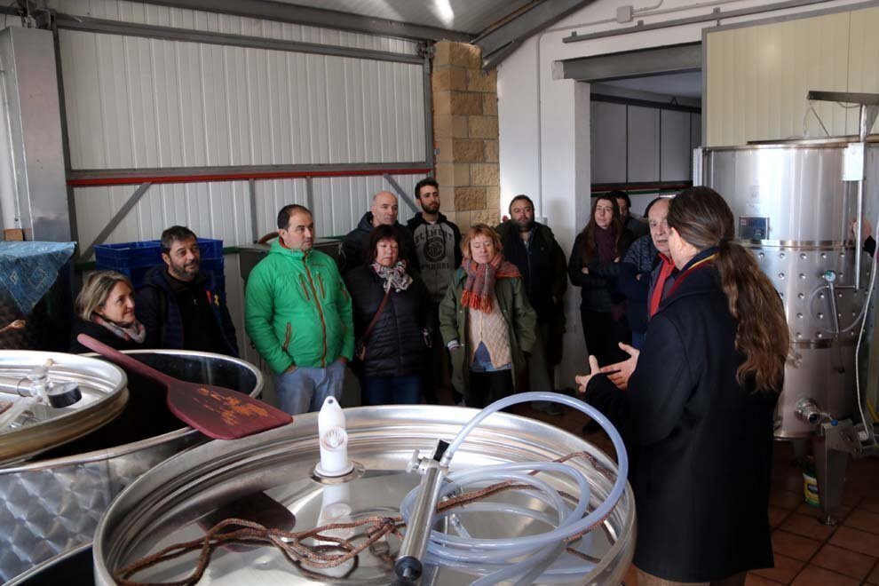 Els participants al seminari 'Dilluns de vi' visitant el celler Sauvella d'Orcau, el 14 de gener del 2019. (horitzontal)