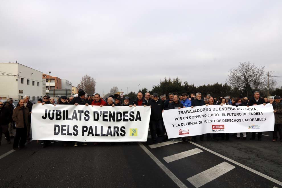 Pla general on es pot veure el moment del tall de l'N-240 per part de treballadors i jubilats d'Endesa a l'alçada dels Magraners, a Lleida, el 15 de gener de 2019. (Horitzontal)