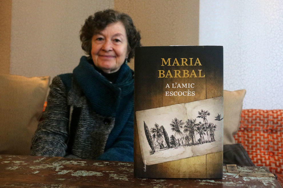 L'autora de la novel·la 'A l'amic escocès', Maria Barbal, amb el seu nou llibre, el 21 de gener del 2019 (horitzontal).