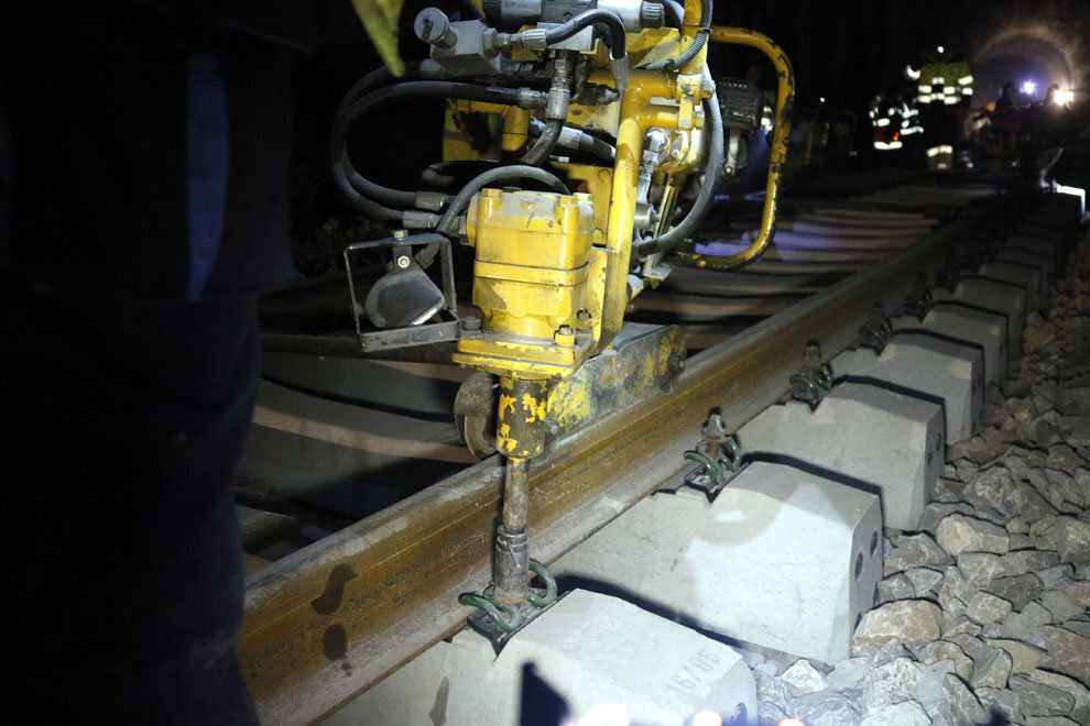 Pla curt on es pot veure una màquina treballant en la renovació de les vies dels túnels del tren de la Pobla, el 22 de gener de 2019. (Horitzontal)