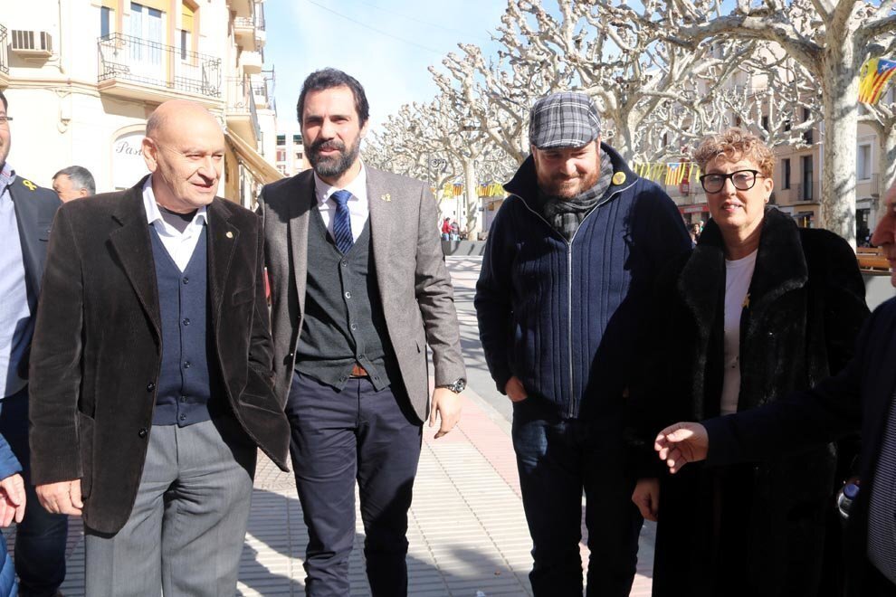 El candidat per ERC a la Torre de Capdella (Pallars Jussà), Josep Maria Dalmau (esquerra), acompanyat del president del Parlament, Roger Torrent el 9 de febrer del 2019. (horitzontal)