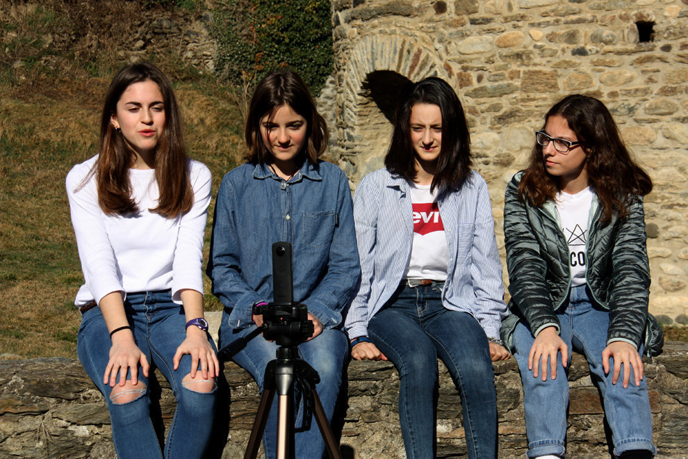 Pla americà de quatre alumnes de segon d'ESO de l'Institut La Valira enregistrant amb una càmera de 360 graus la introducció d'un documental sobre el Monestir de Sant Serni de Tavèrnoles. Imatge del 25 de febrer de 2019 (Horitzontal).