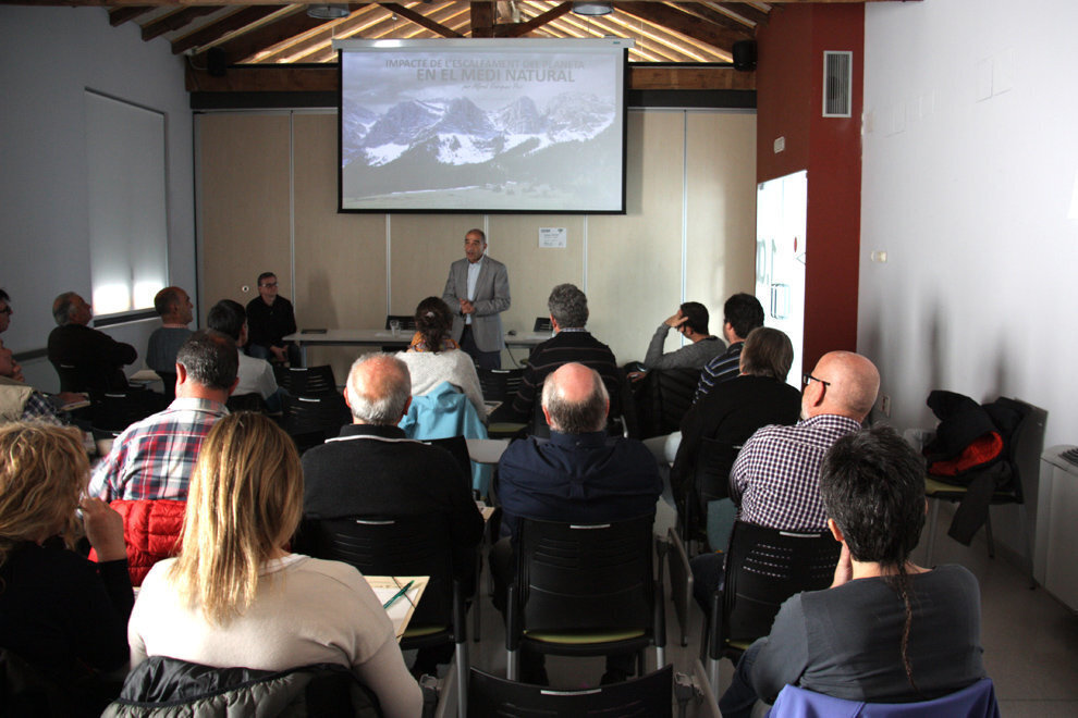 Pla general del públic escoltant al meteoròleg Alfred Rodríguez Picó durant la seva ponència en una jornada sobre els efectes del canvi climàtic als boscos i les pastures de muntanya, a la Seu d'Urgell. Imatge del 26 de febrer de 2019 (Horitzontal).