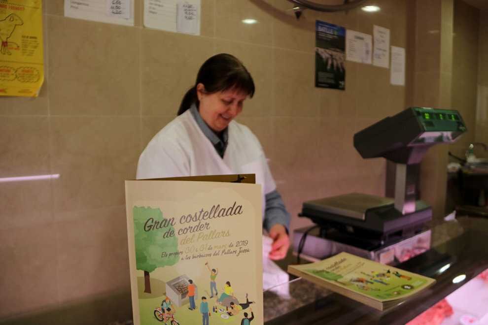 Primer pla d'un fulletó promocionant la festa del corder en una carnisseria de Tremp el 19 de març del 2019. (horitzontal)