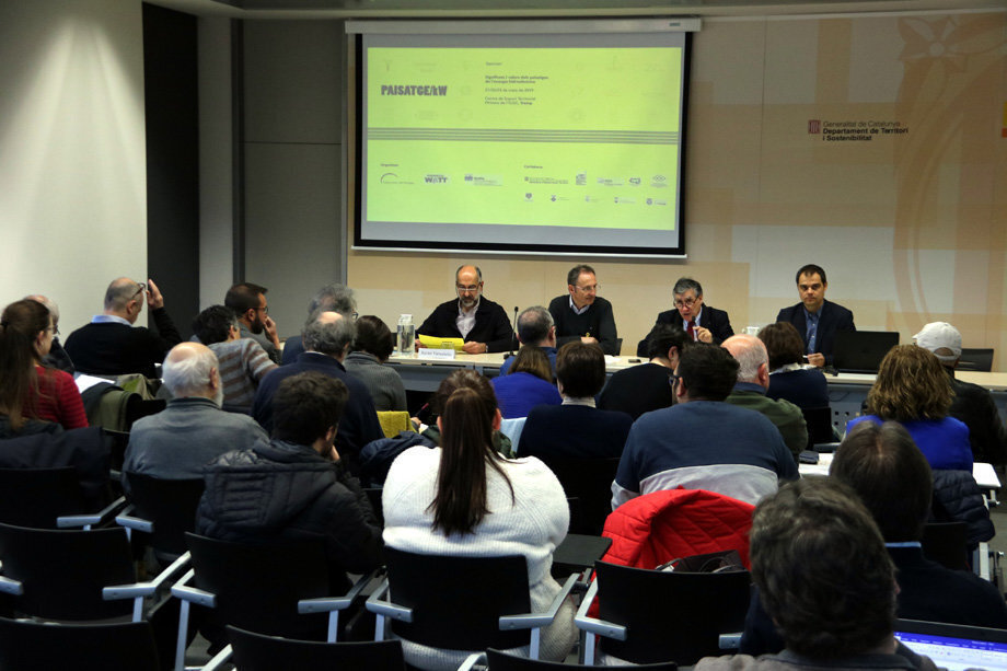 Pla general de la sala plena de gent on s'ha celebrat el seminari 'Paisatge/kw' a Tremp el 21 de març del 2019. (horitzontal)
