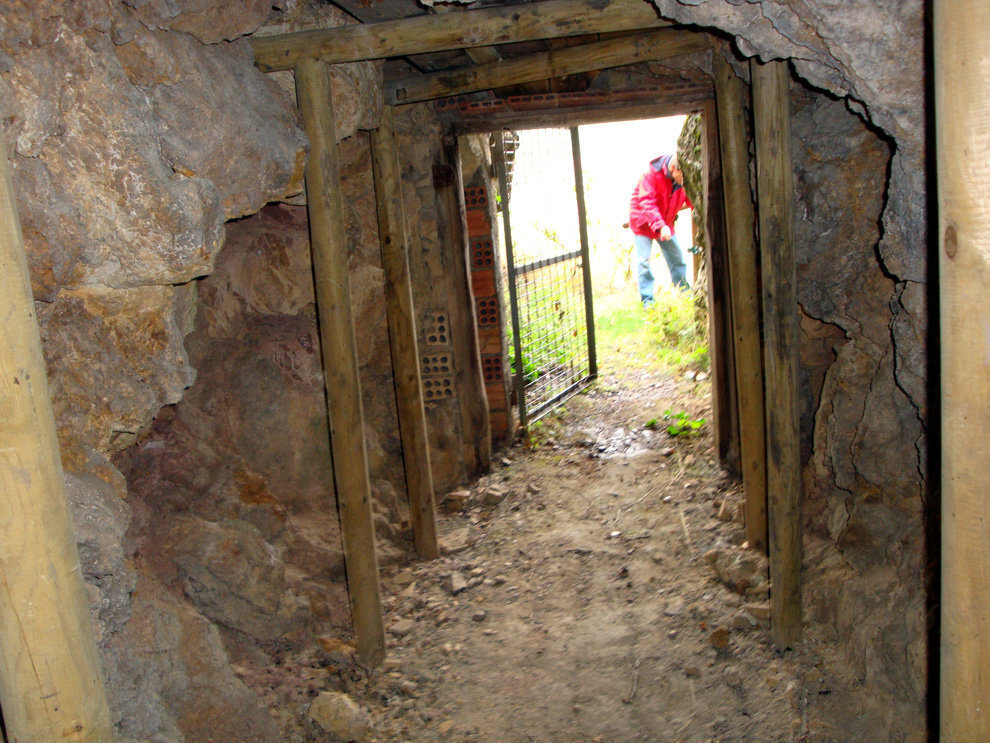 L'entrada de la mina Solita de Peramea, al Pallars Sobirà, abandonada l'any 1959. (horitzontal)