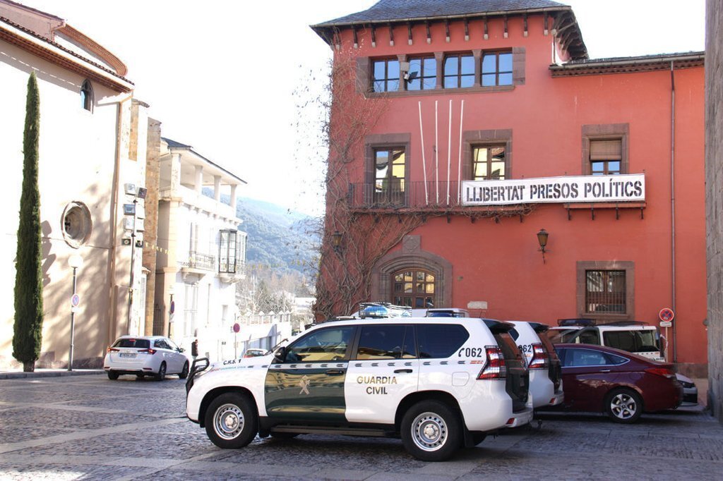 Pla general on es veu un vehicle de la Guàrdia Civil davant de la façana de l'Ajuntament de la Seu d'Urgell. Imatge del 28 de març de 2019 (Horitzontal).